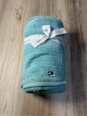 Tommy Hilfiger Aqua/Turquoise Plush Bath Towel 2-pack